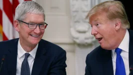 Cook Hails Trump as Apple Pours 500B into US Chips.webp