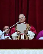 First American Pope Wows Crowd with Blessing.webp