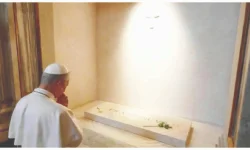 American Pope Leo XIV Dazzles in First Vatican Blessing.webp