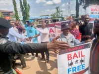 Bricklayers Fleeced by Cops for N500k Bail.webp