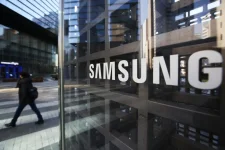 Samsung Swaps Silicon for Glass in AI Chip Shakeup.webp