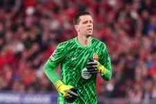 Szczesny Snubs Exit to Stay One More Season at Barca.webp