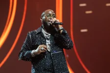 Davido in Shorts and Slippers Has Fans Obsessed.webp