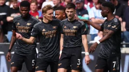Arsenal Title Hopes on Thin Ice as Rivals Gear Up.webp