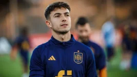 Zubimendi Busts Arsenal Move Rumors with Beach Selfie.webp