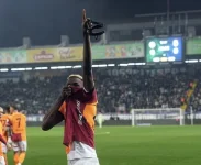 Osimhen Bails on Al Hilal for Galatasaray Gold.webp