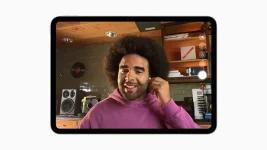 iOS 26 Finally Stops CarPlay From Hijacking AirPods.webp