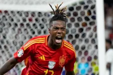 Barca's Nico chase crashes into money wall.webp