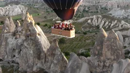 Pilot Dies in Tragic Hot Air Balloon Crash, Leaving 31 Injured.webp