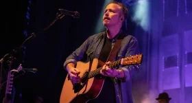 Jason Isbell Shares Setup Hack to End Finger Pain.webp