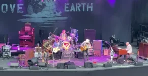Neil Young kicks off Chrome Hearts tour with rare live tracks.webp