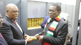 Mnangagwa Inspects Zimbabwe's Gold Reserves for Currency Stability.webp