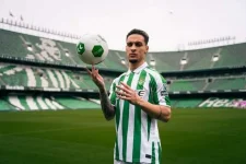 Antony prefers Betis return despite Como's interest.webp