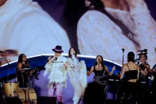 Dua Lipa Surprises Wembley Crowd with Jamiroquai Performance.webp