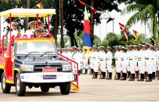 Army chief gives navy a thumbs up.webp