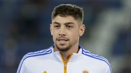 Valverde details Alonso midfield demands versus Ancelotti approach.webp