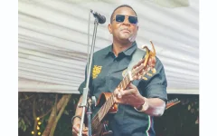 Zimbabwe entertainer Suluman Chimbetu draws crowds as fans return.webp