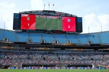 Benfica's Bristiani collapses in heat during Club World Cup match.webp