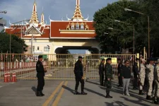 Thailand seals border crossings to Cambodia as dispute deepens.webp