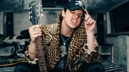Yungblud Credits Thin Pick for Gibson J-200's Vintage Acoustic Sound.webp