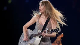 Taylor Swift Surprises Nashville Crowd with First Live Performance After Regaining Ownership ...webp