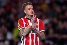 Napoli in talks with PSV to finalize Noni Madueke transfer.webp