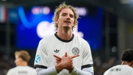 Bayern Munich monitors Nick Woltmaid but focuses on other priorities.webp