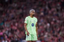 Barcelona Considers Selling Ronald Araujo to Ease Financial Pressure.webp