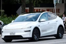 BMO Capital Expert Criticizes Tesla's Robotaxis, Says Waymo is Leading the AV Race.webp