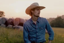 Josh Beer Delivers Nostalgic Anthem Days Like These with Classic Country Flair.webp