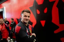 Tom Heaton stays between the sticks at United until summer 2026.webp