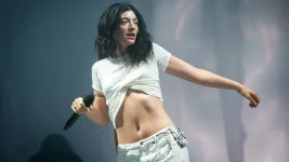 Lorde Debuts Virgin at Glastonbury and Highlights Buddy Ross in Album Sound.webp