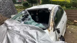 Family injured as vehicle overturns on Gampola-Nuwara Eliya road in bad weather.webp