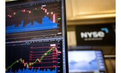 S&P 500 near record high as tepid profit growth tests market rally.webp