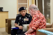 Sultan Ibrahim Meets New Inspector-General of Police in Johor Bahru Audience.webp