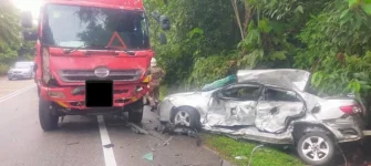 Two killed and nine injured in five-vehicle crash near Felda Pasak.webp