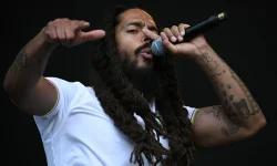 UK Prime Minister condemns anti-Israel rhetoric at Glastonbury festival.webp