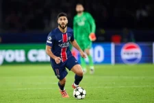 Fenerbahçe eye Asensio loan, but PSG's salary demands are a hurdle.webp