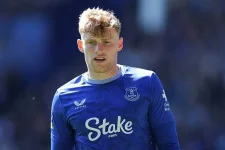 Everton Fends Off Chelsea and Tottenham to Keep Branthwaite.webp