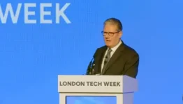 Starmer Reassures Markets on Reeves's Future After Tears.webp