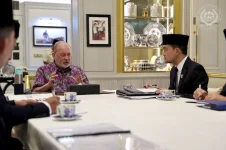 Sultan Ibrahim Meets Johor MB and Senior Officials at Istana Pasir Pelangi.webp