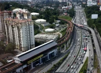Man Suffers Head Injuries After Fall on Subang Alam LRT Tracks.webp