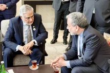 Dar and Araghchi discuss regional issues, reaffirm Pakistan-Iran ties.webp