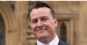 Reform MP James McMurdock suspends party whip amid loan investigation.webp