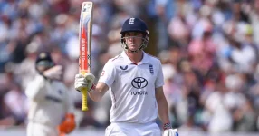 Jamie Smith sets England wicketkeeper record as India extends lead in second Test.webp