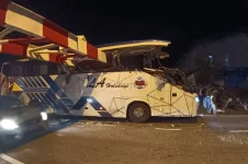 Driver using Waze causes express bus to crash into height barrier.webp