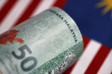 Three Chinese nationals were held for using counterfeit RM100 notes at a hotel.webp