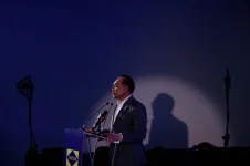 Anwar urges Malaysian firms to seek new markets beyond traditional partners.webp