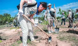 Japanese and Cambodian volunteers plant 10,000 saplings at Angkor.webp