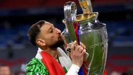 Raiola backs Donnarumma for Ballon d'Or, PSG contract talks.webp